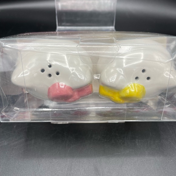 Holiday SALE 🎁 24HR DROP ⬇️ Hello Kitty Salt & Pepper Shakers - Picture 4 of 5